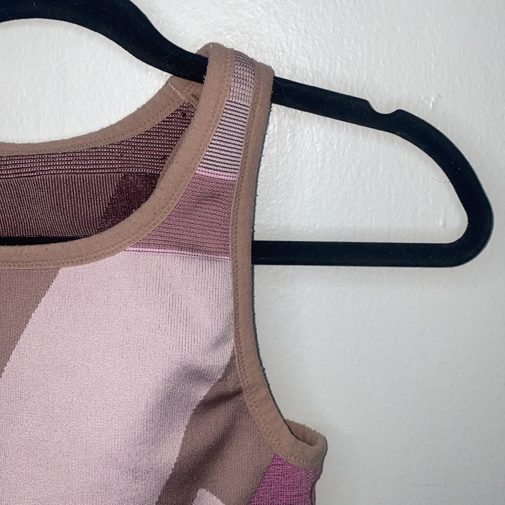 💋Nike Woman’s seamless sports bra with abstract pattern! - Picture 4 of 6